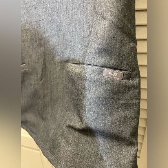 Figs Casma Three-Pocket Scrub Top FW1100 Graphite - Picture 6 of 10